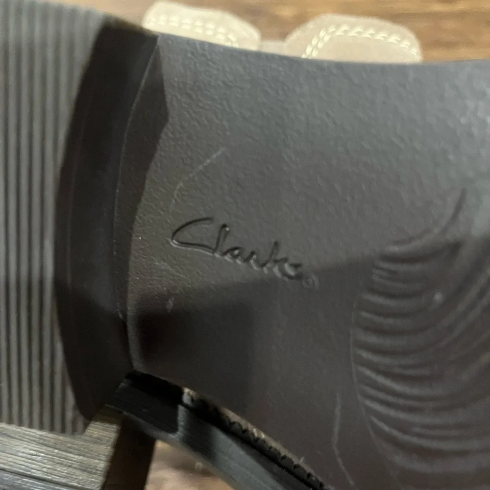 Clark’s‎ Tan Suede May Booties Sz. 6